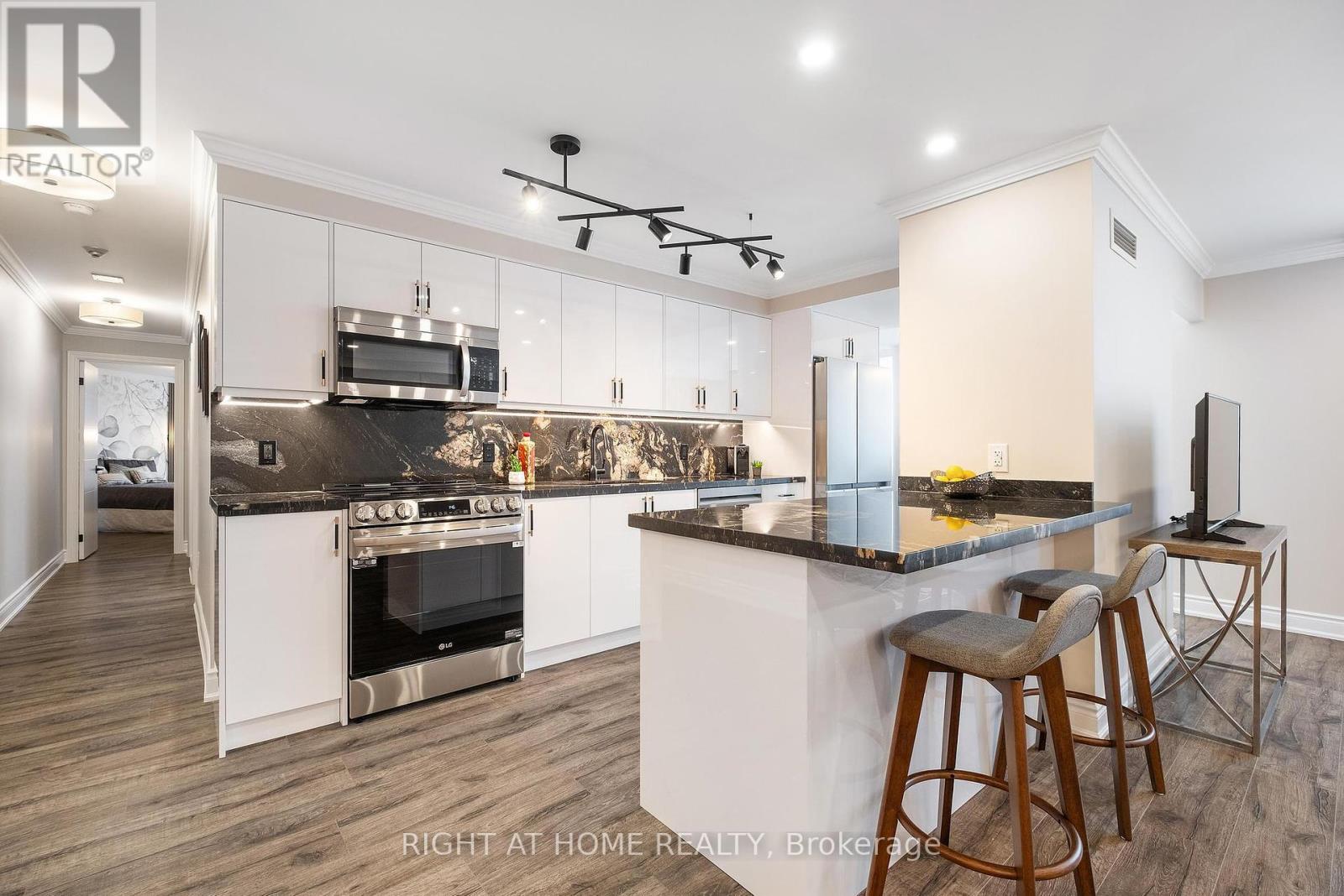 301 - 30 Harding Boulevard W, Richmond Hill, Ontario  L4C 9M3 - Photo 4 - N12179438