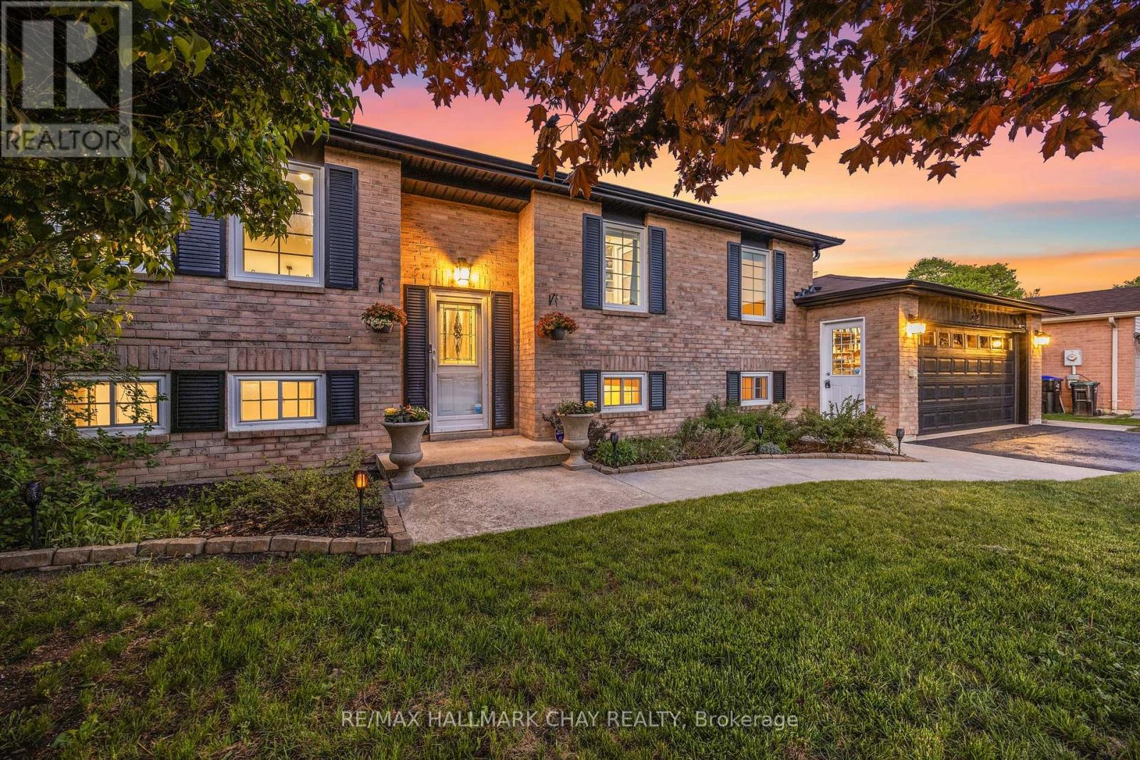 23 Mccarthy Crescent, Essa, Ontario  L3W 0J3 - Photo 2 - N12179520