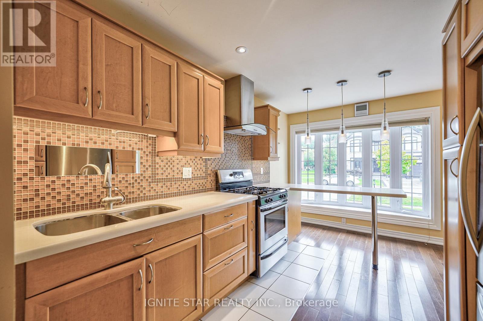 580 Arbor Road, Mississauga (Mineola), Ontario  L5G 2J8 - Photo 5 - W12179420