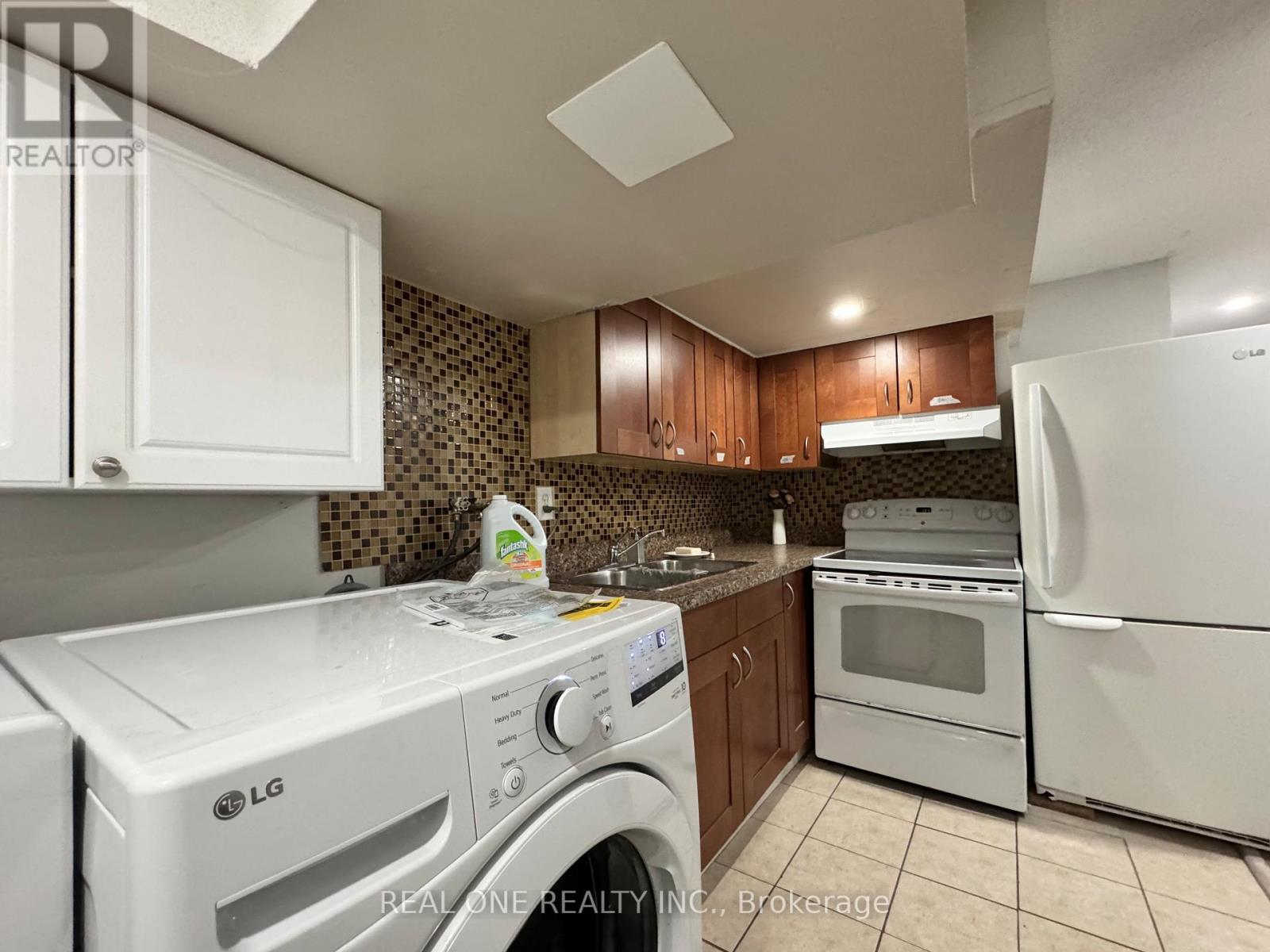 3486 Fountain Park Avenue, Mississauga, Ontario  L5M 7E5 - Photo 10 - W12179481