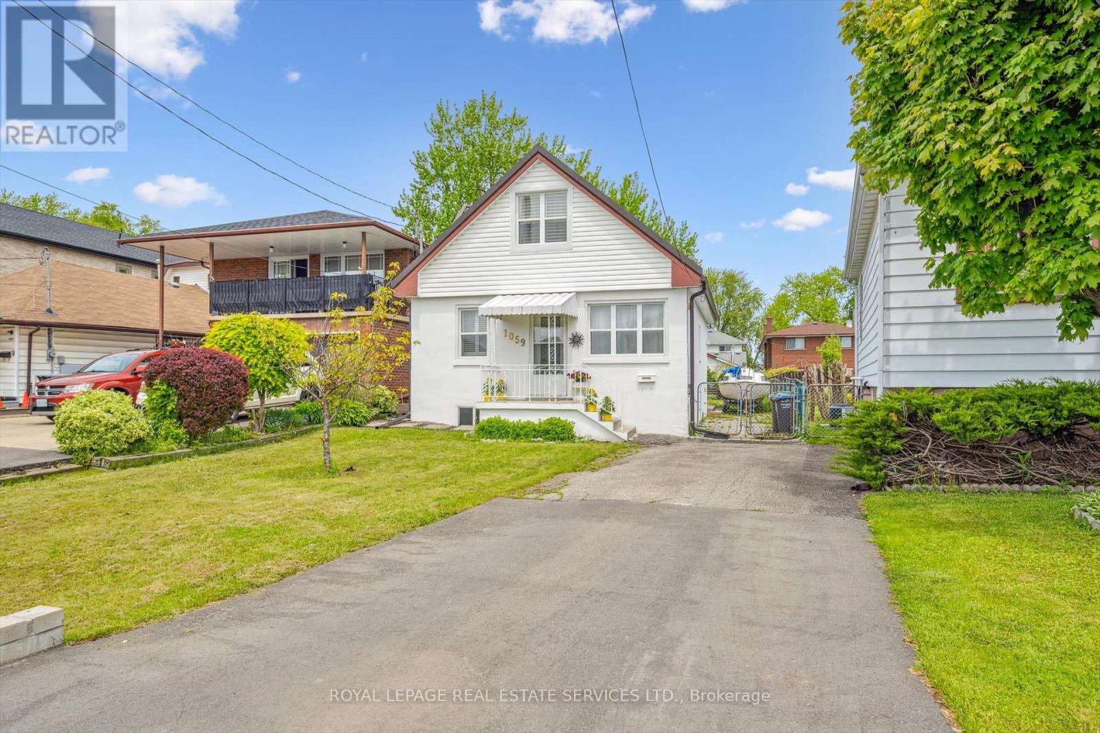 1059 Westmount Avenue, Mississauga, Ontario  L5E 1X5 - Photo 3 - W12179515