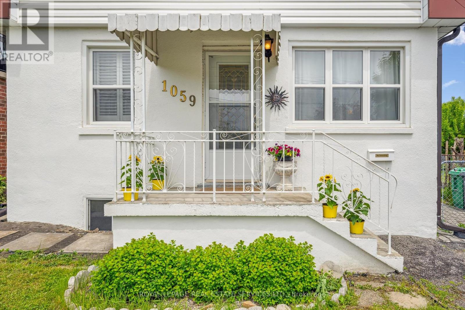 1059 Westmount Avenue, Mississauga, Ontario  L5E 1X5 - Photo 9 - W12179515