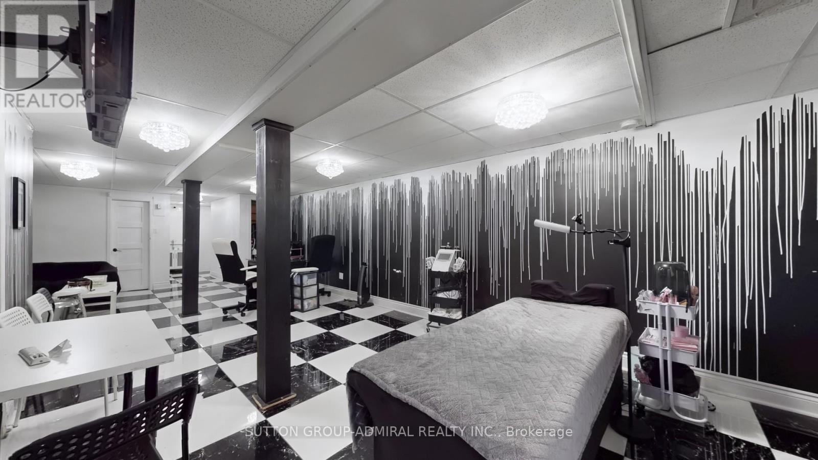 882 Wilson Avenue, Toronto (Downsview-Roding-Cfb), Ontario  M3K 1E7 - Photo 17 - W12179516