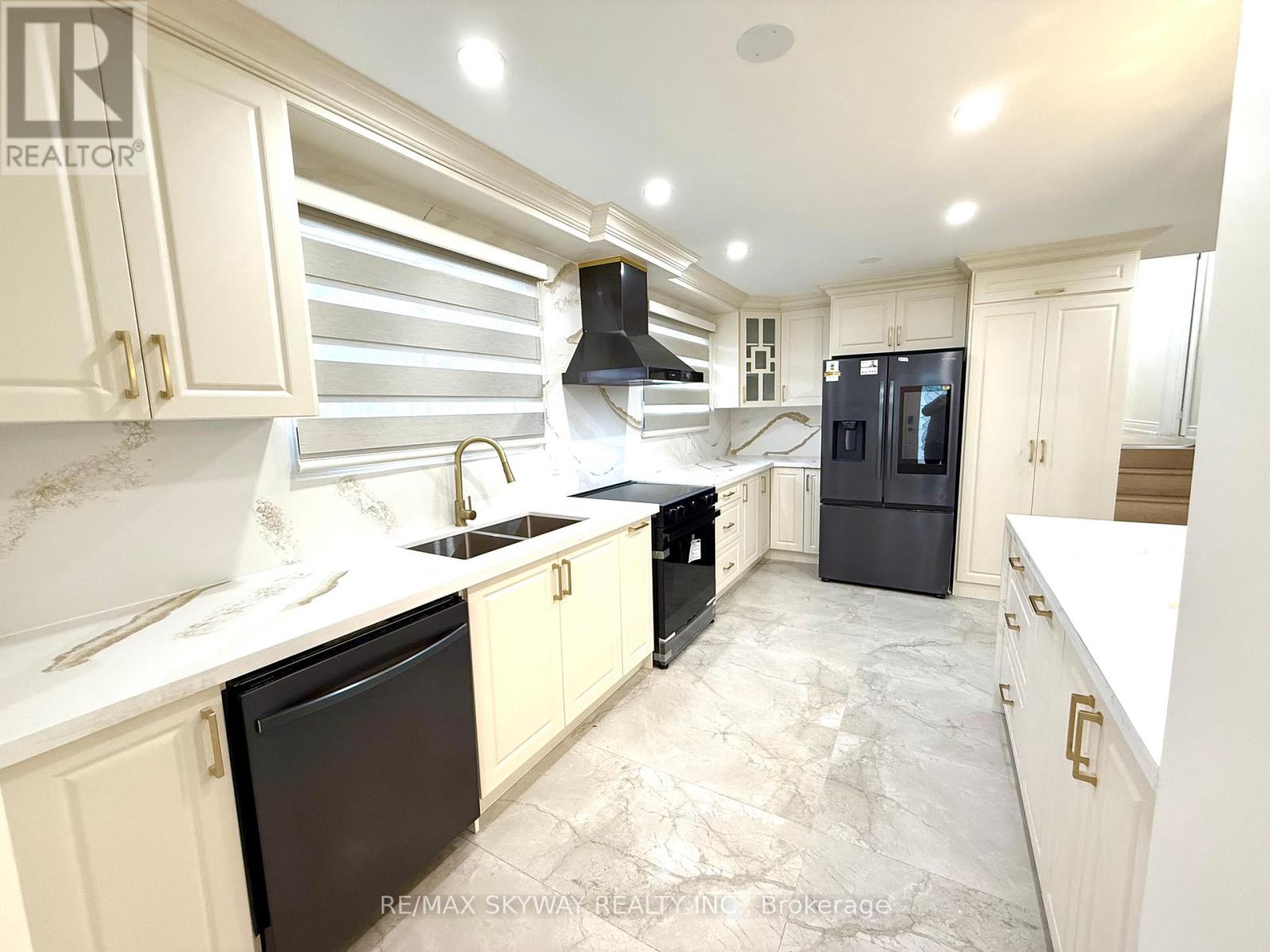 7461 Netherwood Road, Mississauga (Malton), Ontario  L4T 2N7 - Photo 6 - W12179565