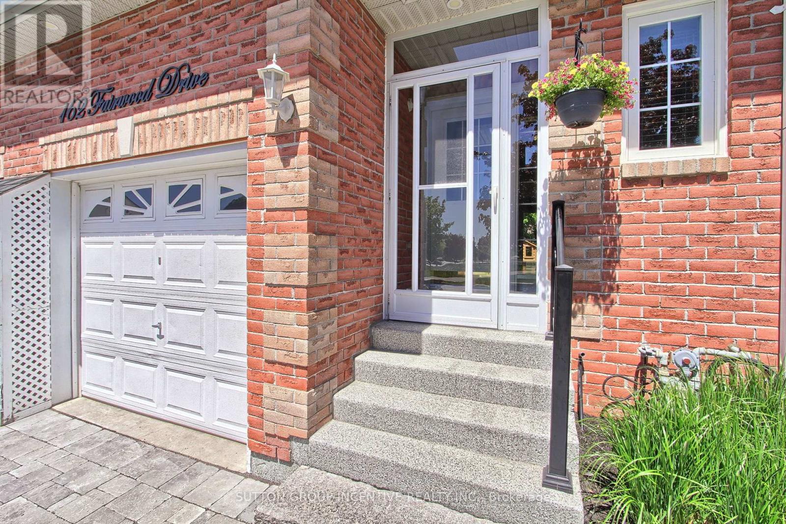 162 Fairwood Drive, Georgina, Ontario  L4P 3Y3 - Photo 2 - N12179490