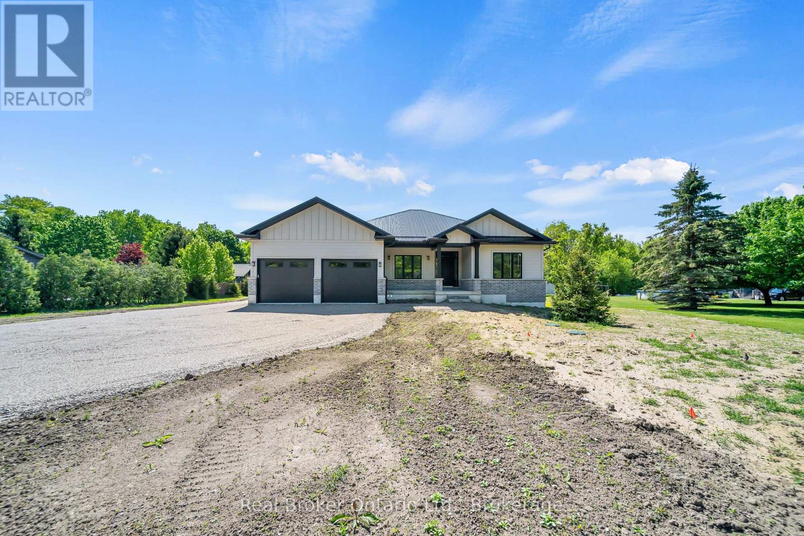 8357 Goosemarsh Line, Lambton Shores, Ontario  N0M 1T0 - Photo 6 - X12179611