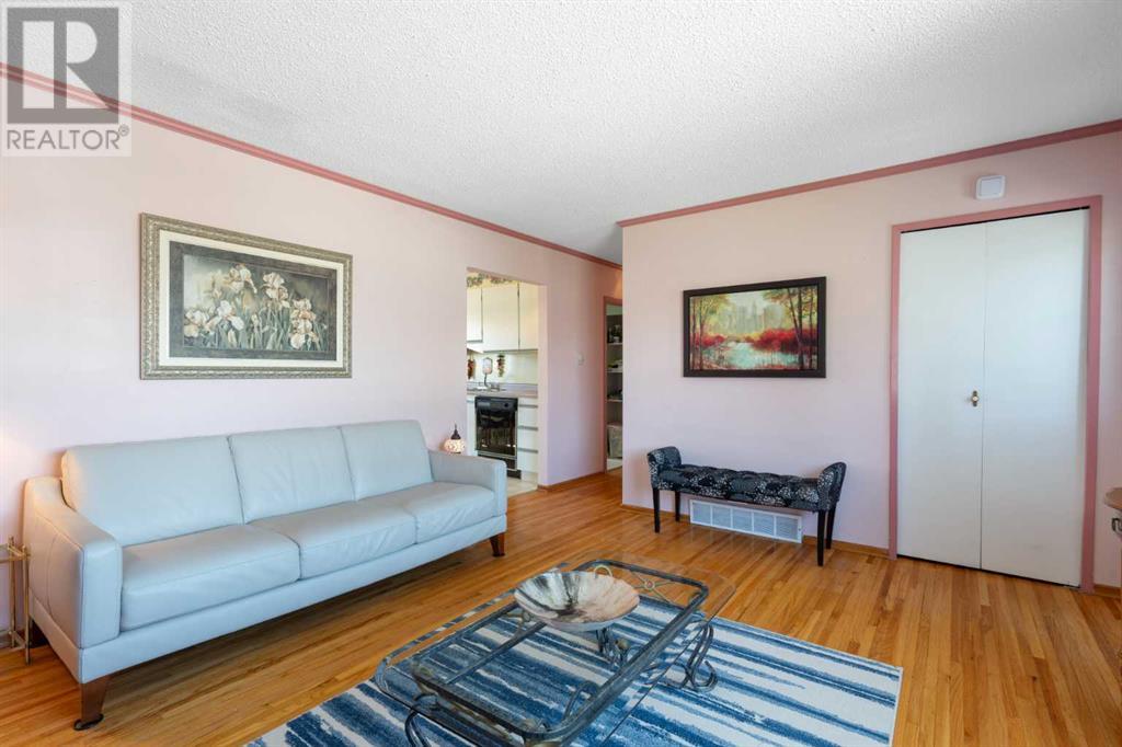 2228 41 Street Se, Calgary, Alberta  T2B 1C7 - Photo 5 - A2220611