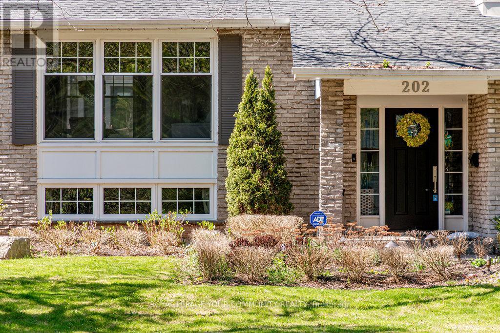 202 Willowridge Court, Oakville (Sw Southwest), Ontario  L6L 5J2 - Photo 2 - W12179576