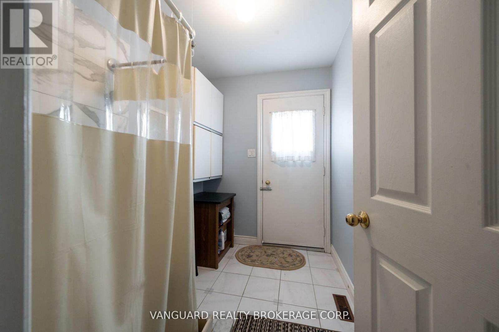 5 Norris Place, Toronto, Ontario  M9M 1K6 - Photo 15 - W12179614