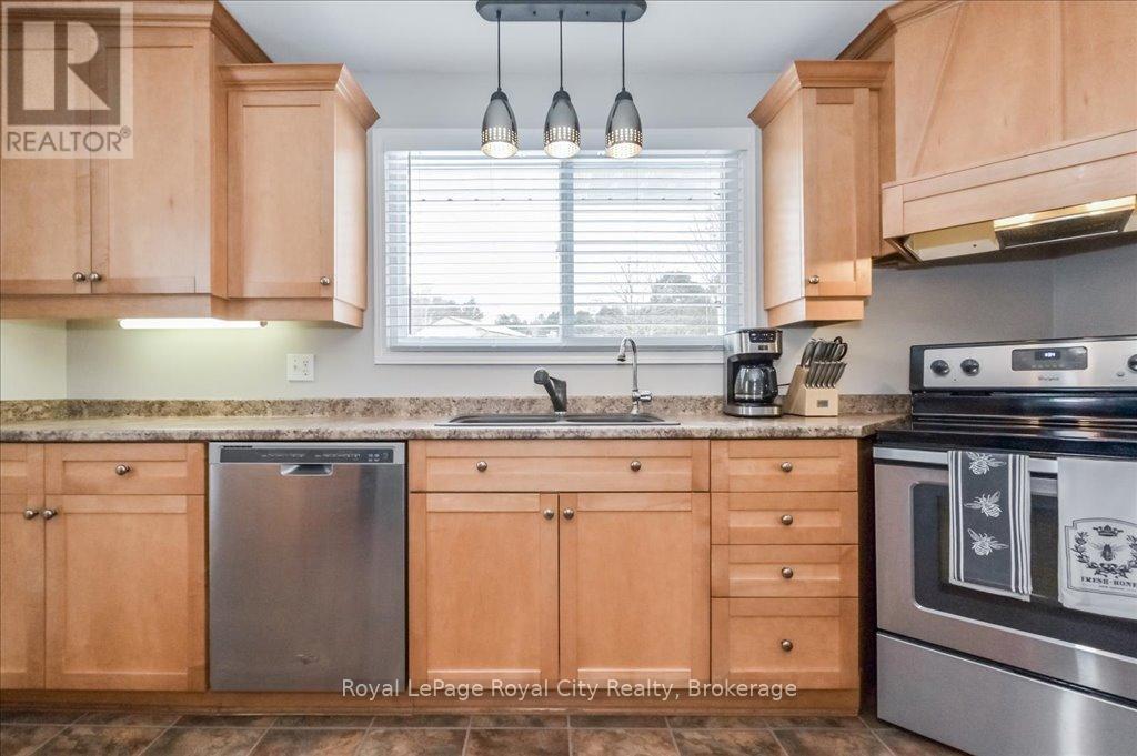 15 Wellington Drive, Centre Wellington, Ontario  N0B 1J0 - Photo 16 - X12179687