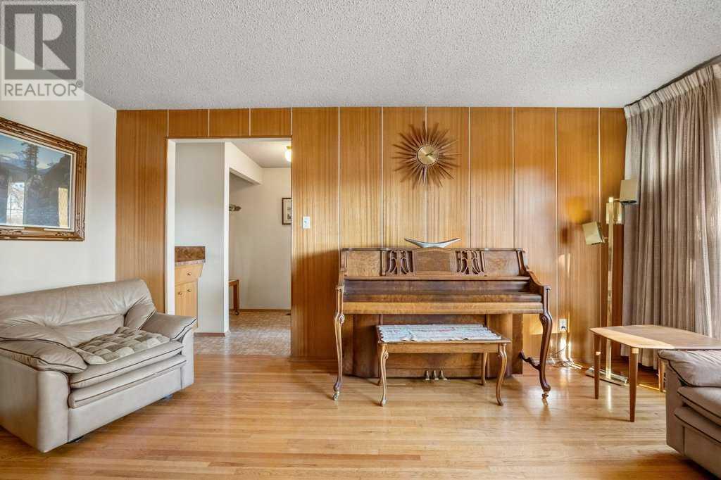 118 & 120 30 Avenue Nw, Calgary, Alberta  T2M 2M9 - Photo 5 - A2206367