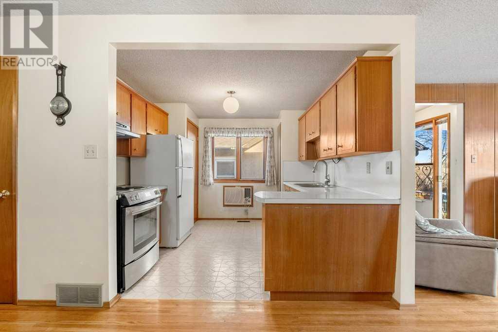 118 & 120 30 Avenue Nw, Calgary, Alberta  T2M 2M9 - Photo 9 - A2206367