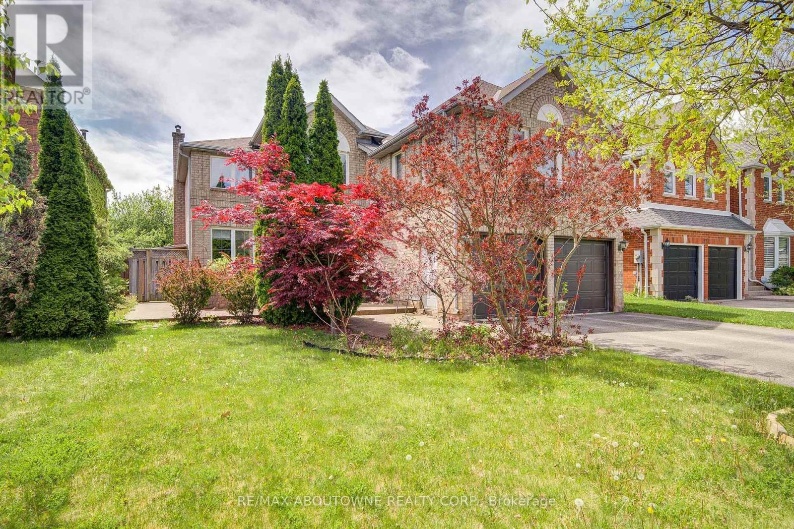 318 Northwood Drive, Oakville, Ontario  L6M 1M7 - Photo 3 - W12178879