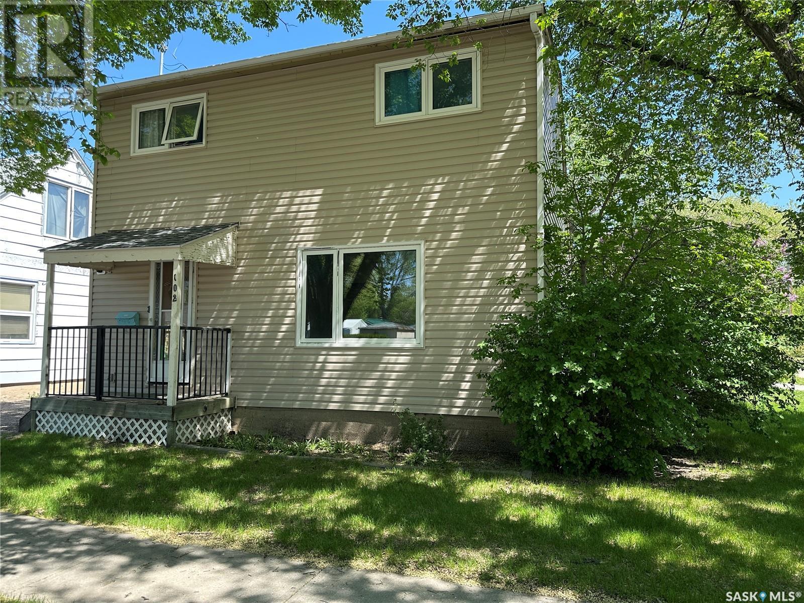 102 9th Street Ne, Weyburn, Saskatchewan  S4H 1E7 - Photo 1 - SK007456
