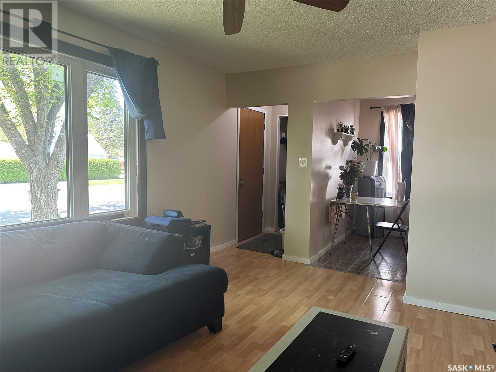 102 9th Street Ne, Weyburn, Saskatchewan  S4H 1E7 - Photo 2 - SK007456