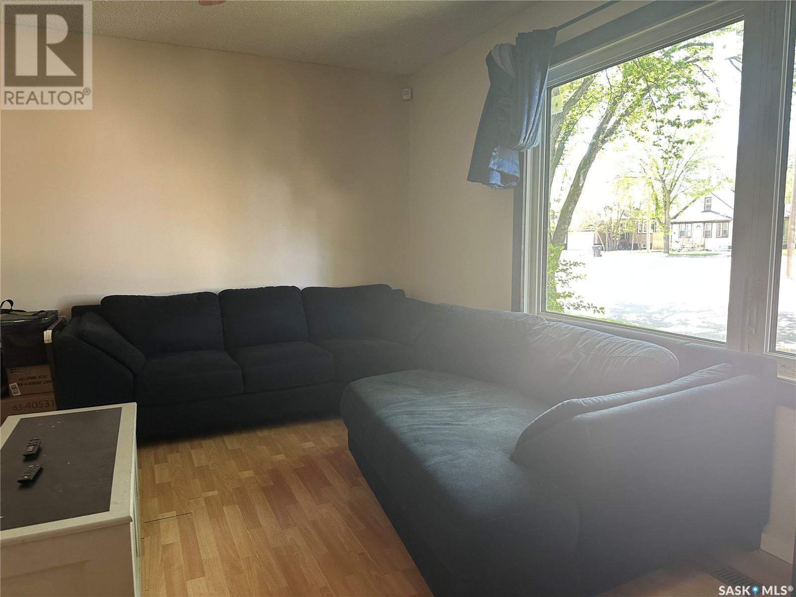 102 9th Street Ne, Weyburn, Saskatchewan  S4H 1E7 - Photo 3 - SK007456