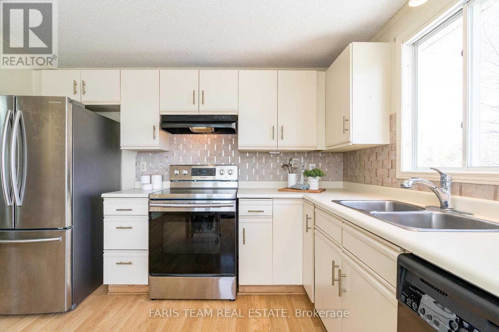671 Algonquin Drive, Midland, Ontario  L4R 4R5 - Photo 5 - S12179801