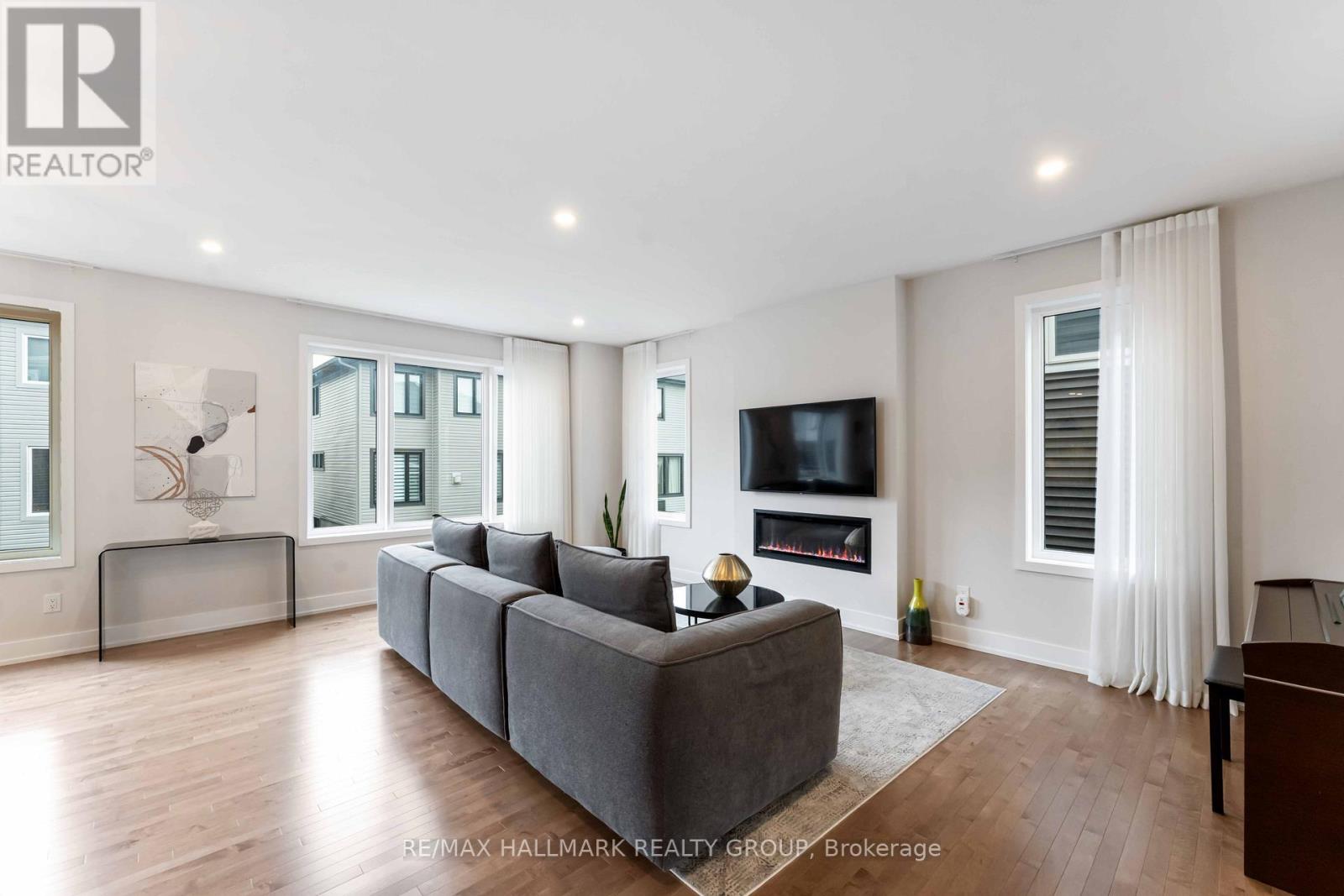 732 Vennecy Terrace, Ottawa, Ontario  K1W 0N3 - Photo 8 - X12179852