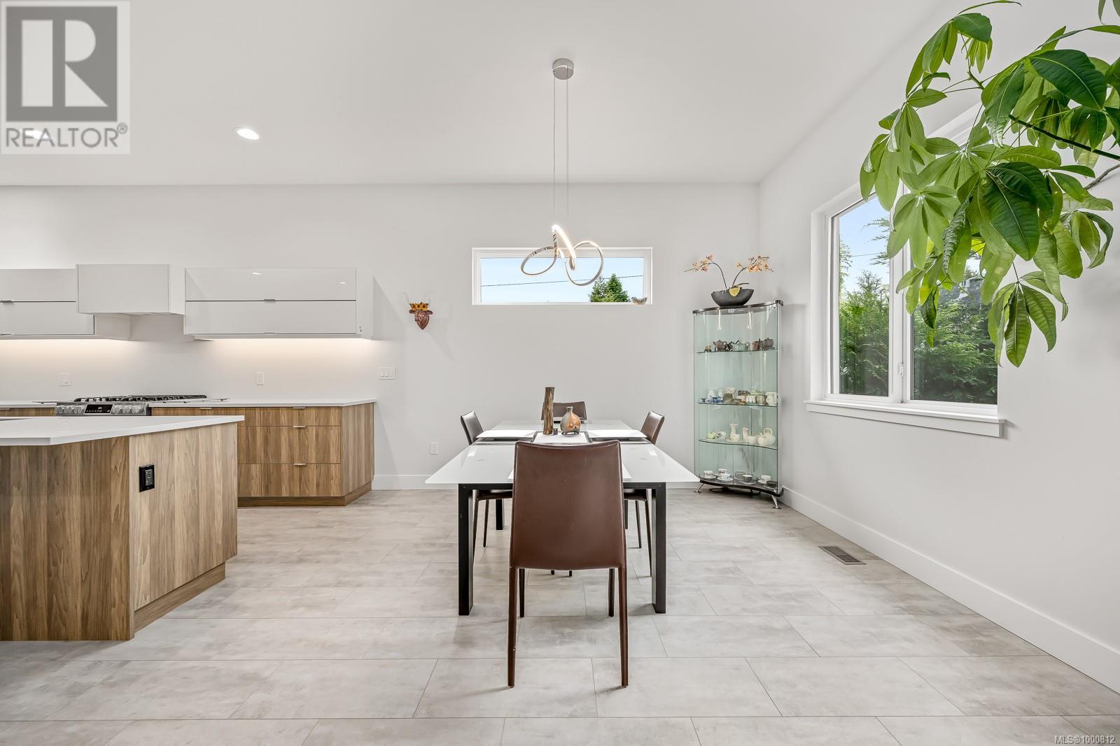 Property at 83 Grayhawk Pl image 2
