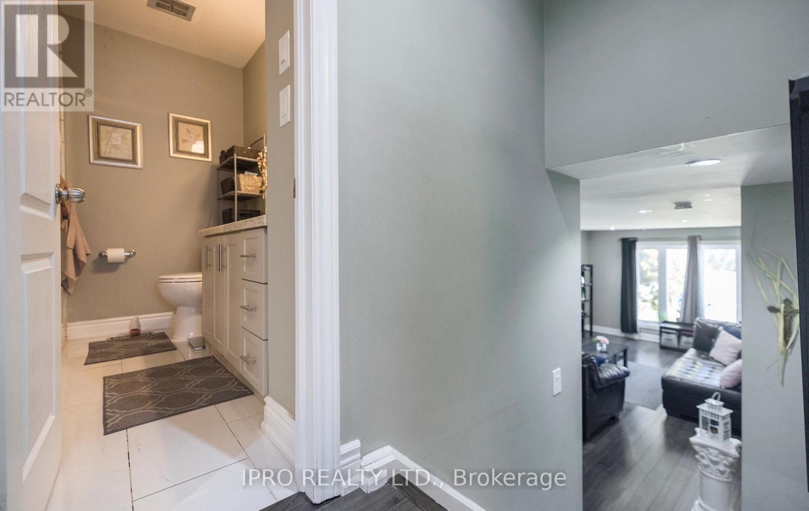 170 Clarence Street, Brampton, Ontario  L6W 1S9 - Photo 7 - W12179243