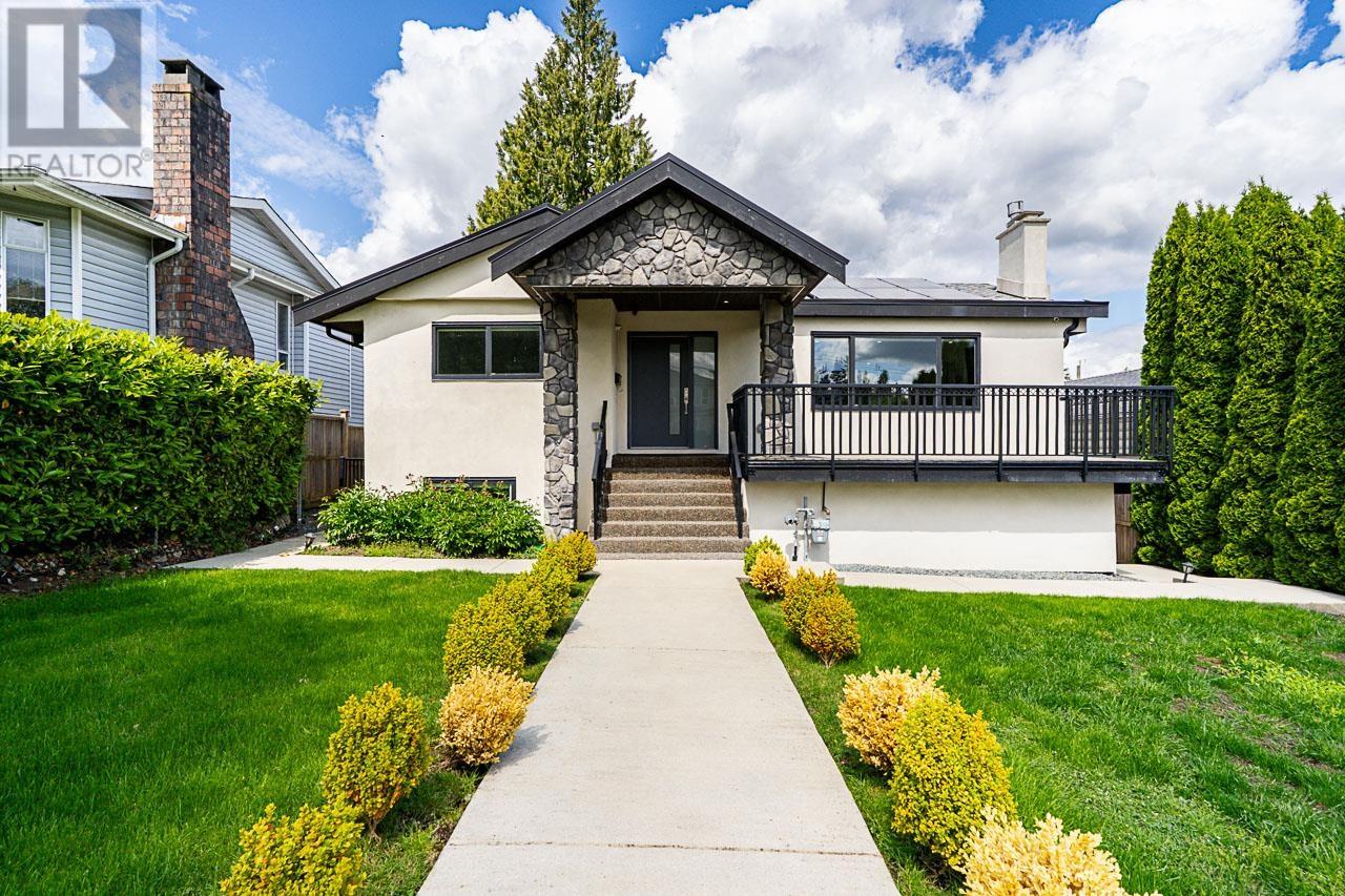 8269 18TH AVENUE, burnaby, British Columbia V3N1K4