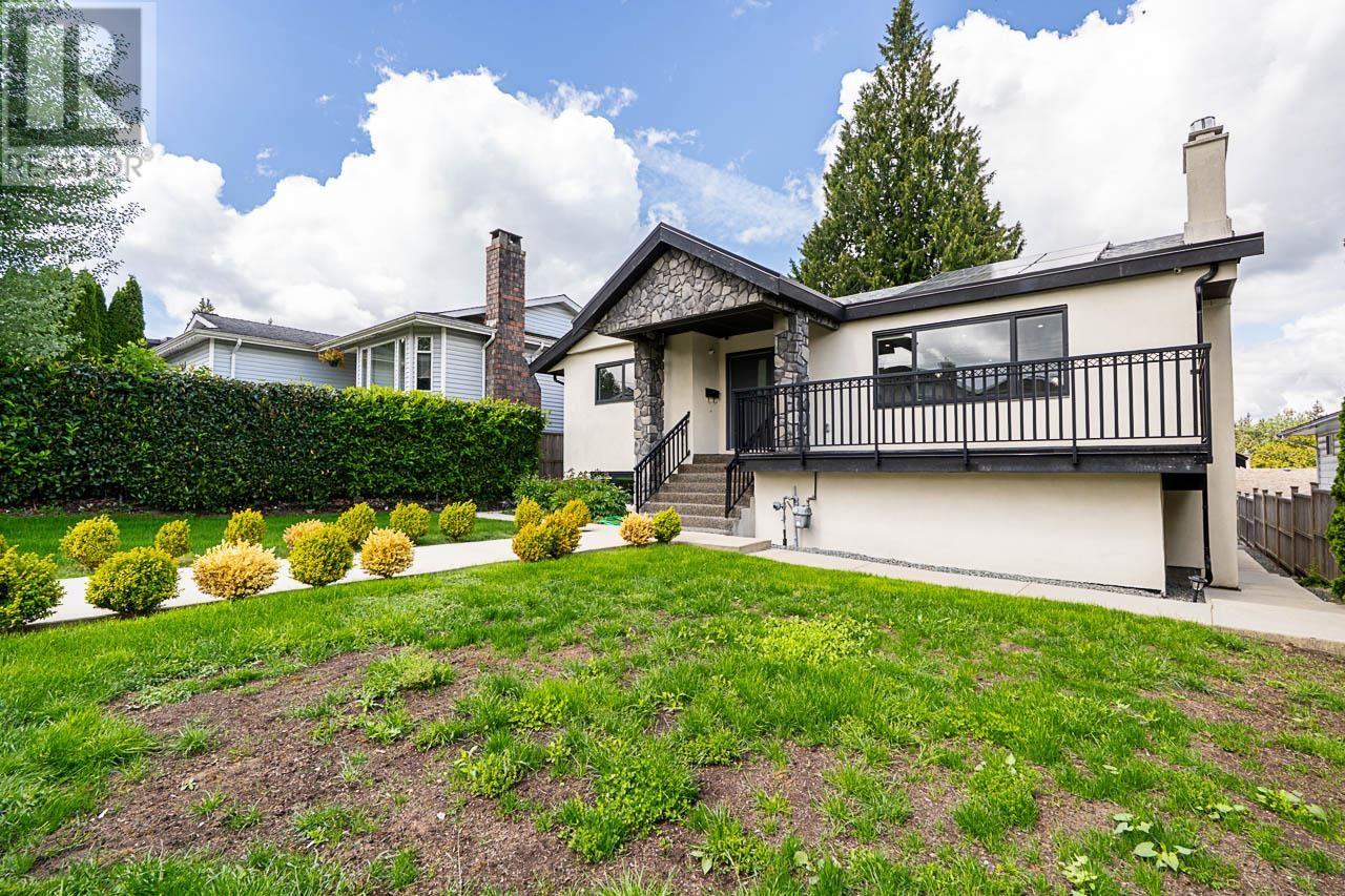 8269 18th Avenue, Burnaby, British Columbia  V3N 1K4 - Photo 3 - R3008075