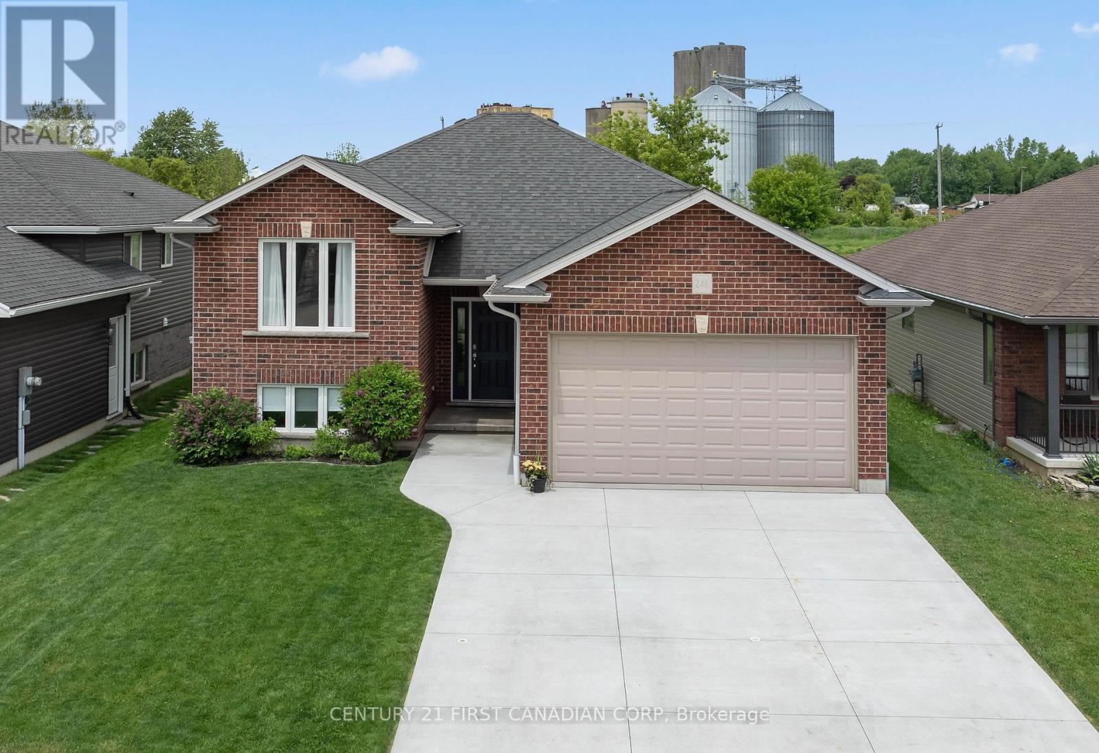 246 South Street, Southwest Middlesex, Ontario  N0L 1M0 - Photo 4 - X12179912