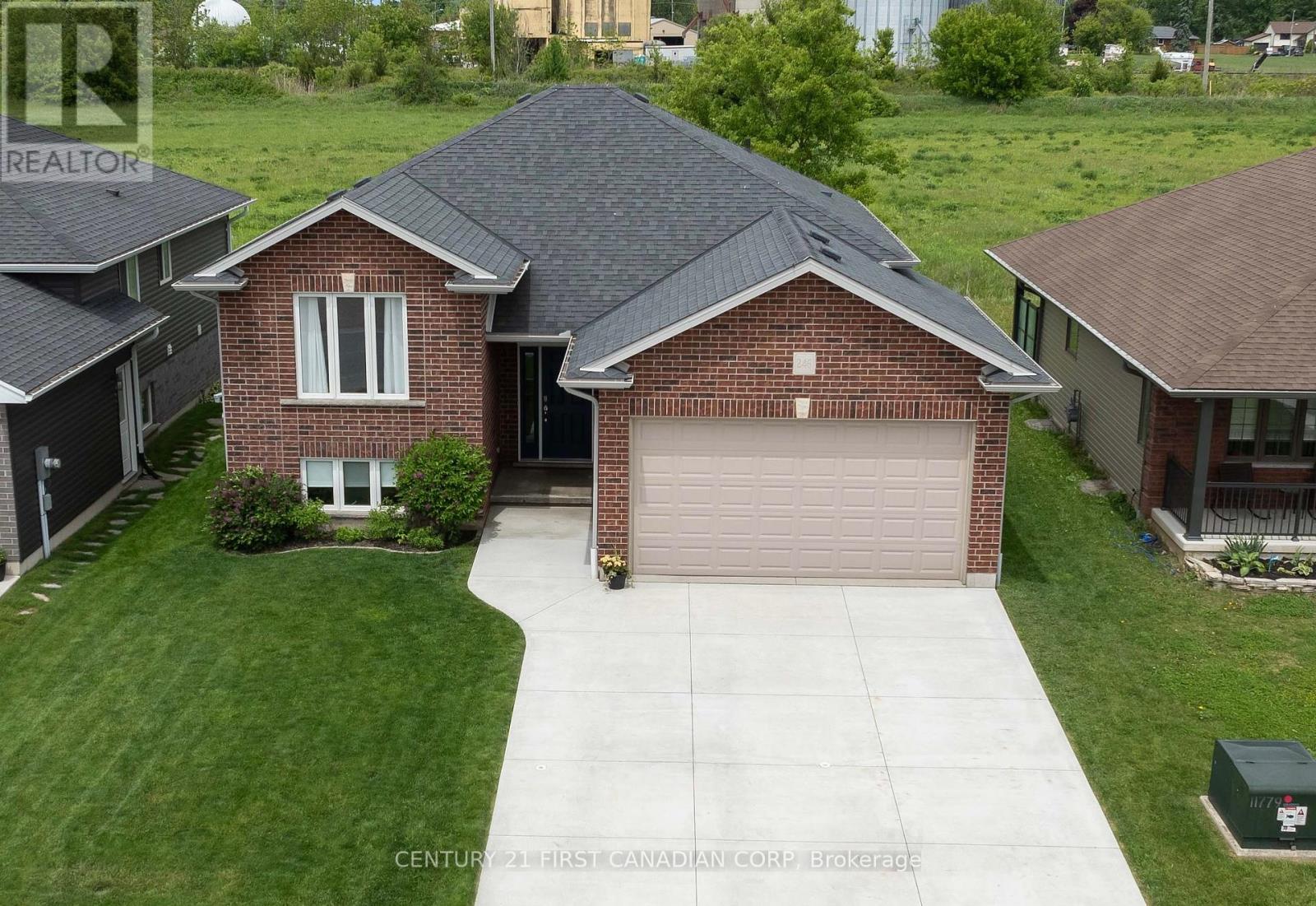 246 South Street, Southwest Middlesex, Ontario  N0L 1M0 - Photo 5 - X12179912