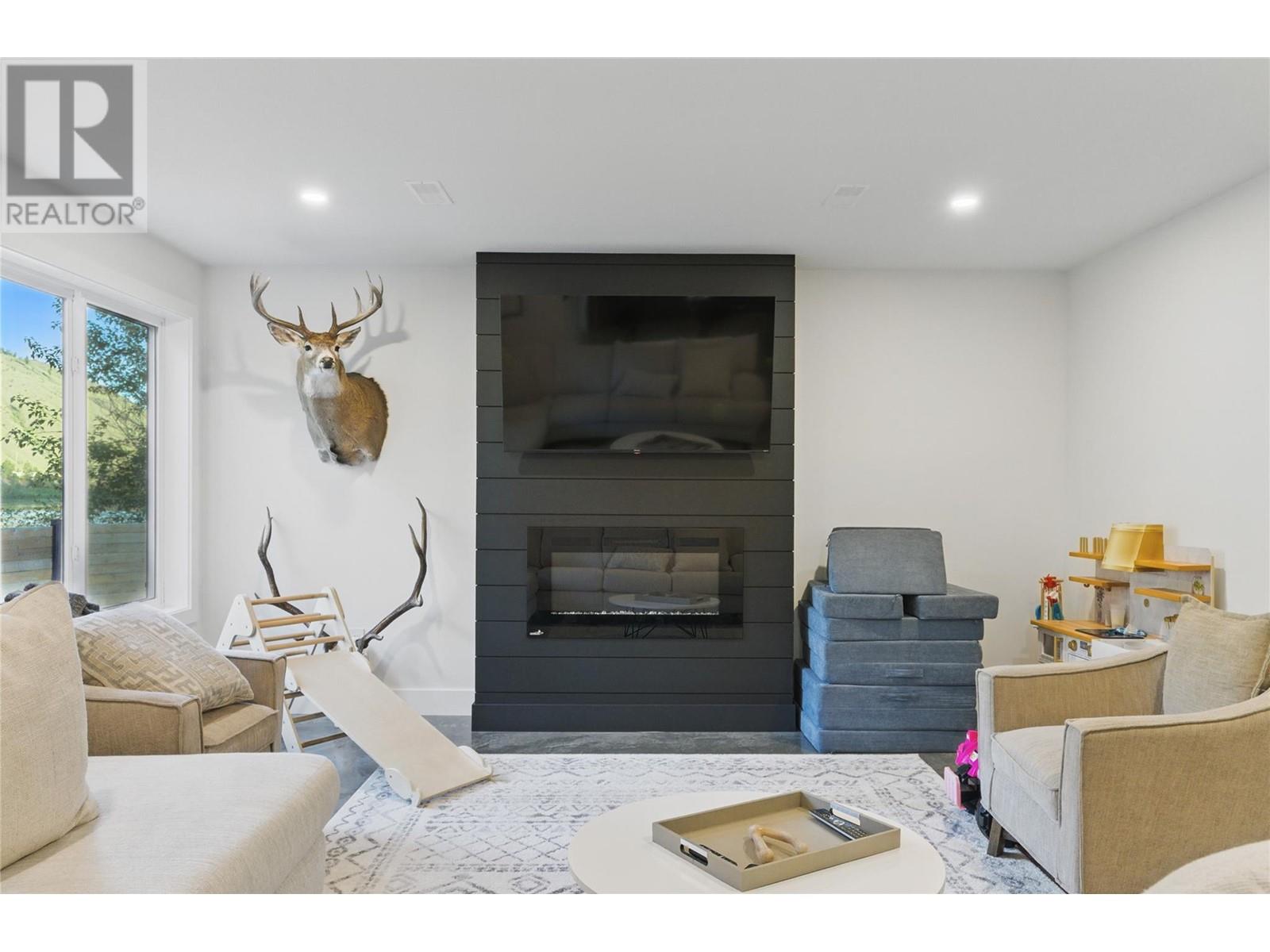 2744 BEACHMOUNT Crescent, Kamloops, BC V2B0E6