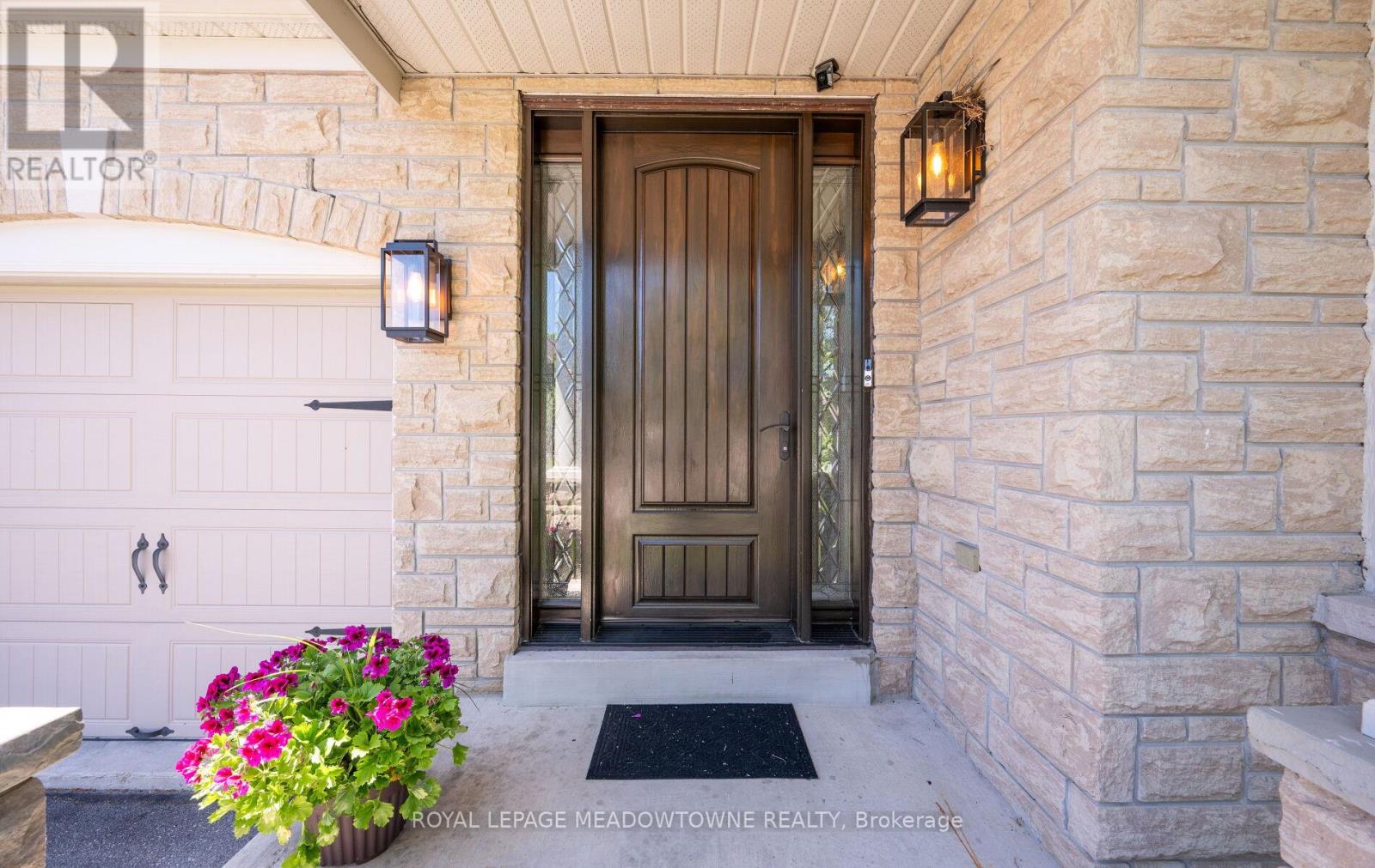 6 Xavier Court, Brampton, Ontario  L6Y 5S1 - Photo 7 - W12161945