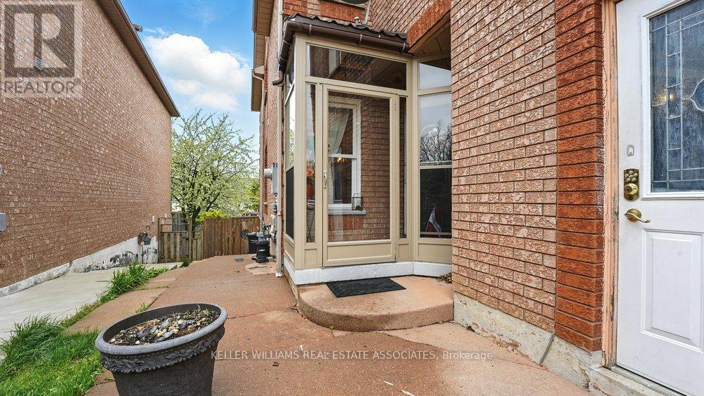 599 Ashprior Avenue, Mississauga, Ontario  L5R 3N3 - Photo 3 - W12179910