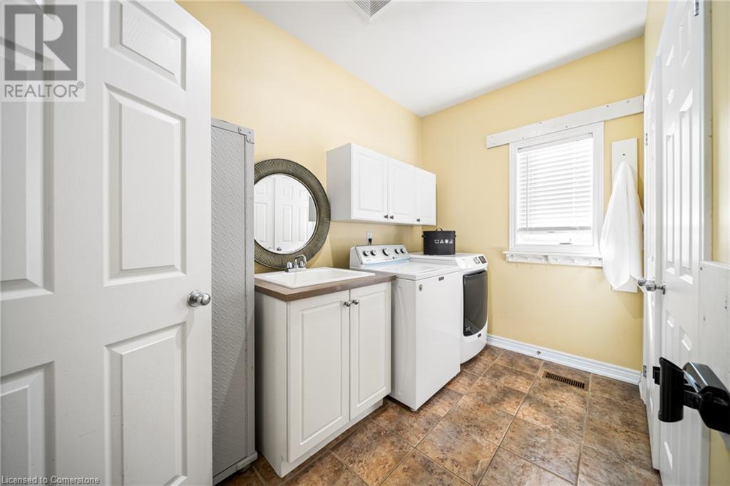 5449 Valleyhigh Drive, Burlington, Ontario  L7L 6Z6 - Photo 5 - 40734819