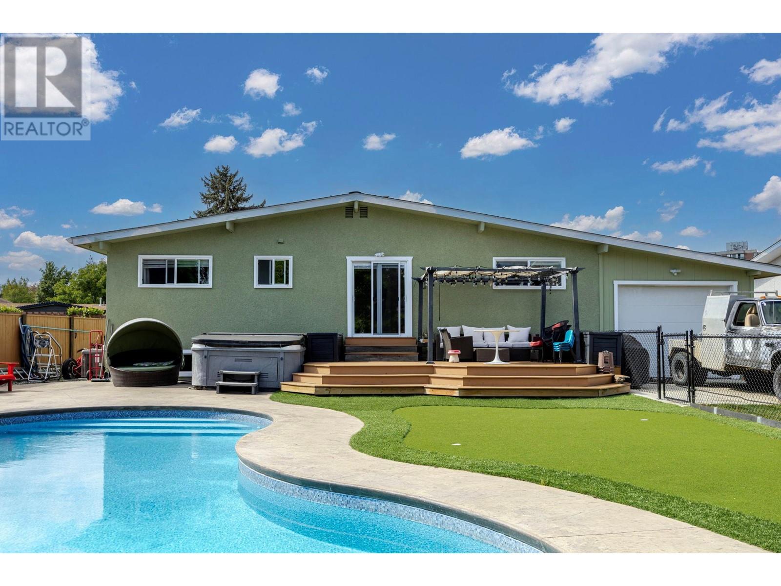 1224 Lawson Avenue, Kelowna, BC V1Y6T9