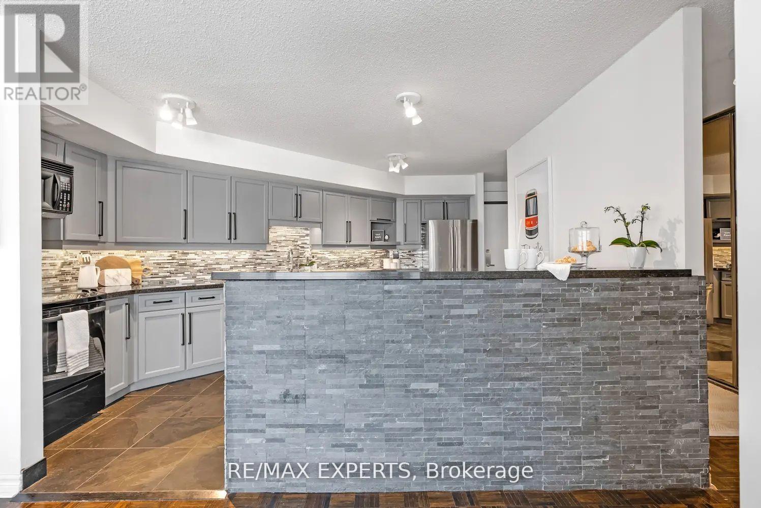 202 - 70 Elmsthorpe Avenue, Toronto, Ontario  M5P 2L7 - Photo 10 - C12180002