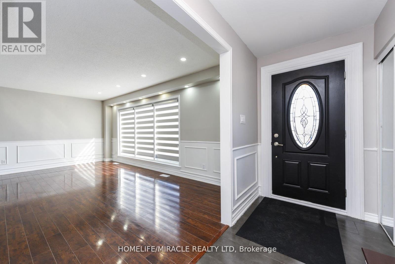 37 Crawley Drive, Brampton, Ontario  L6T 2S2 - Photo 3 - W12180011