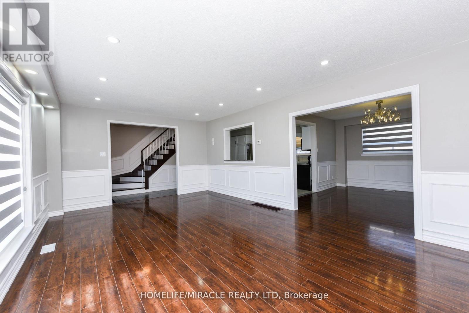 37 Crawley Drive, Brampton, Ontario  L6T 2S2 - Photo 5 - W12180011