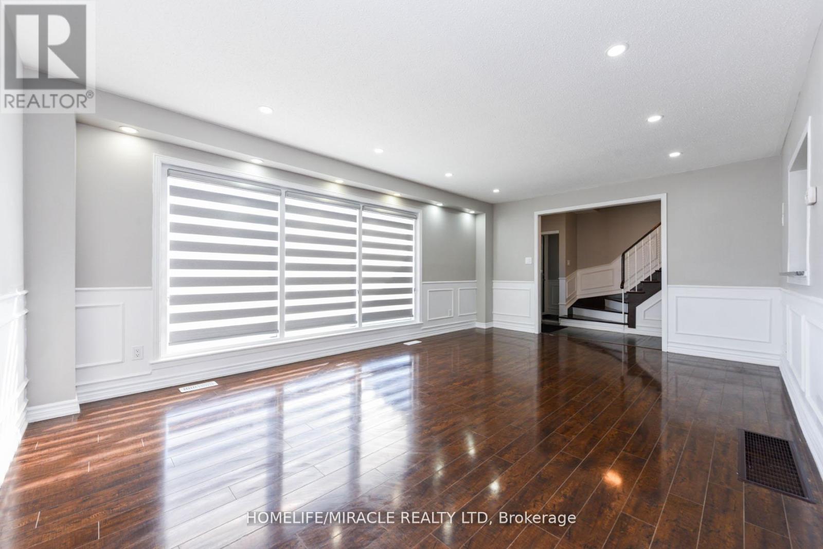 37 Crawley Drive, Brampton, Ontario  L6T 2S2 - Photo 7 - W12180011