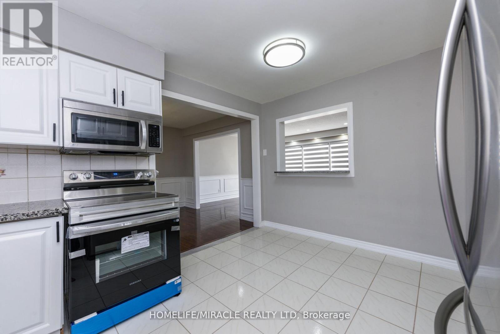 37 Crawley Drive, Brampton, Ontario  L6T 2S2 - Photo 9 - W12180011
