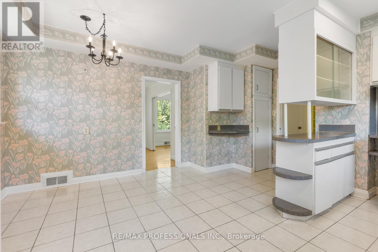 8 Glendarling Road, Toronto, Ontario  M9A 4G2 - Photo 11 - W12180017