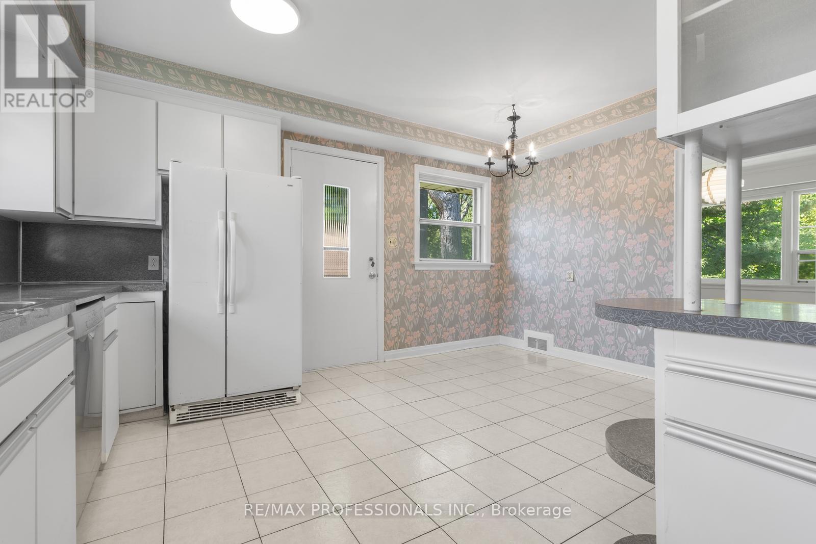 8 Glendarling Road, Toronto, Ontario  M9A 4G2 - Photo 12 - W12180017