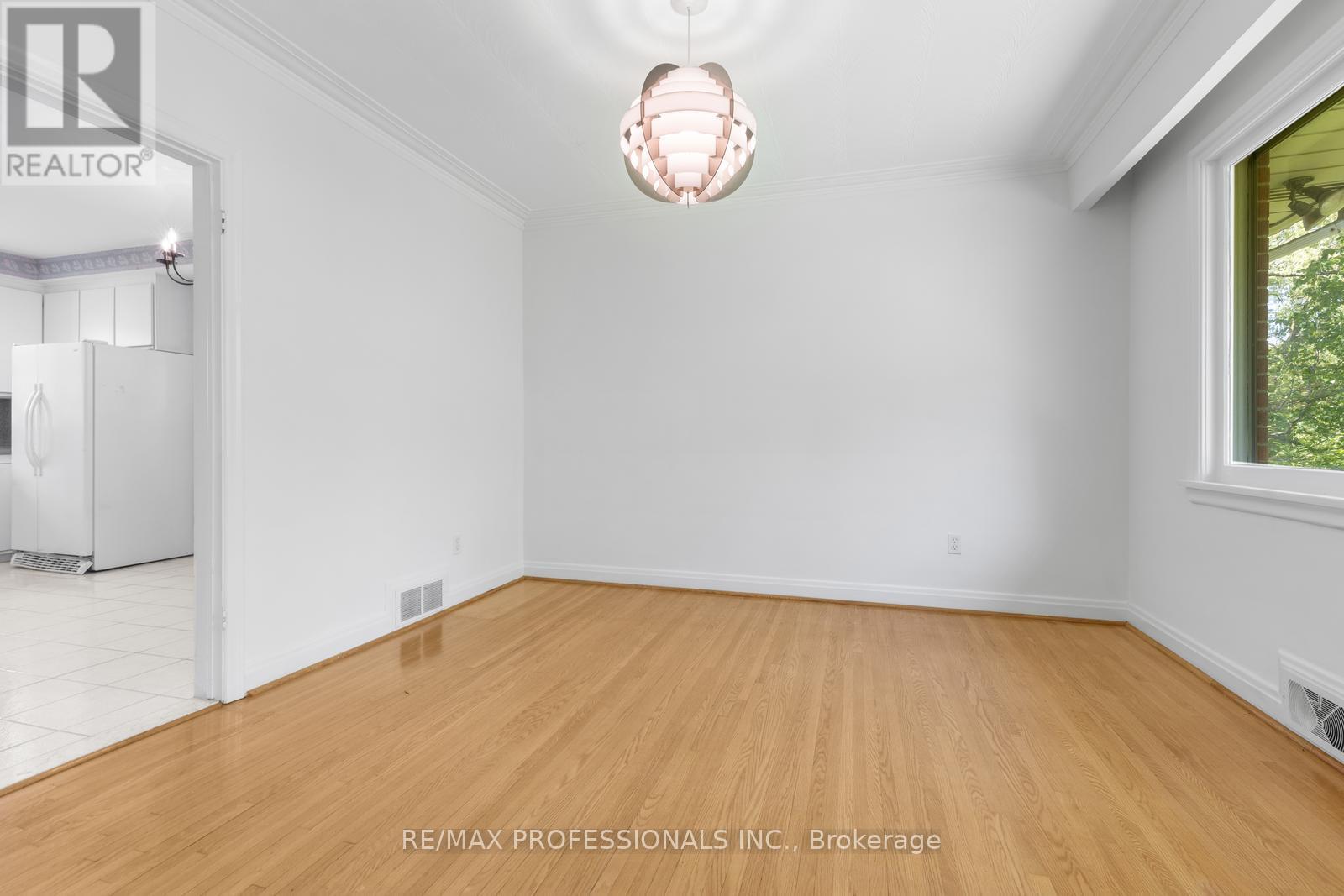 8 Glendarling Road, Toronto (Edenbridge-Humber Valley), Ontario  M9A 4G2 - Photo 13 - W12180017