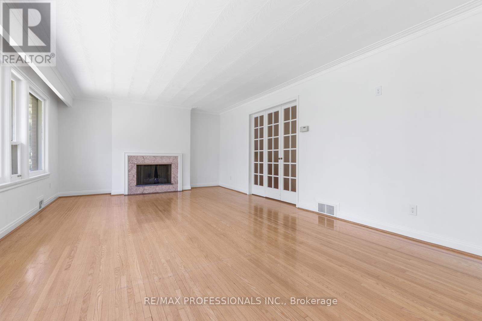 8 Glendarling Road, Toronto, Ontario  M9A 4G2 - Photo 16 - W12180017