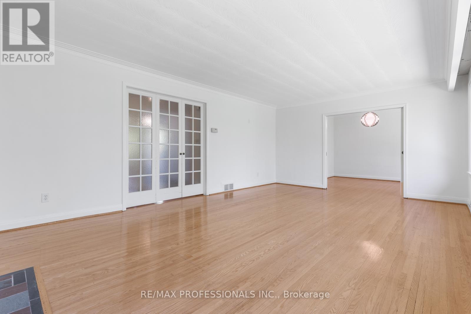 8 Glendarling Road, Toronto, Ontario  M9A 4G2 - Photo 17 - W12180017
