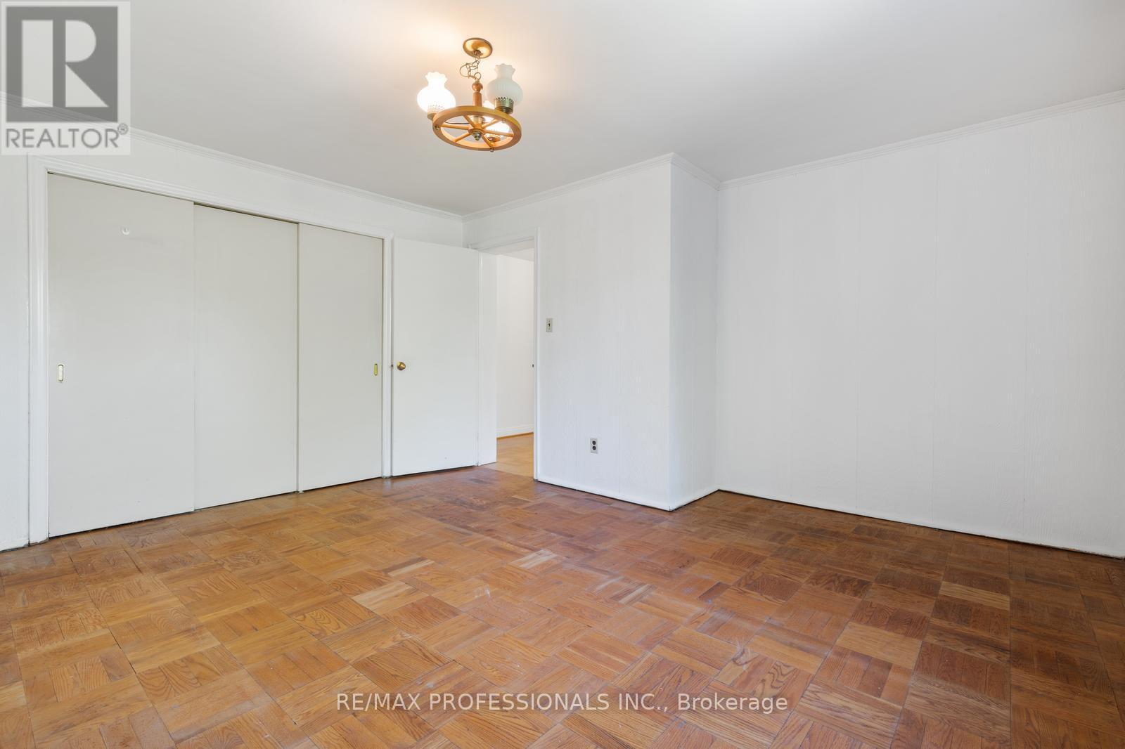 8 Glendarling Road, Toronto, Ontario  M9A 4G2 - Photo 19 - W12180017