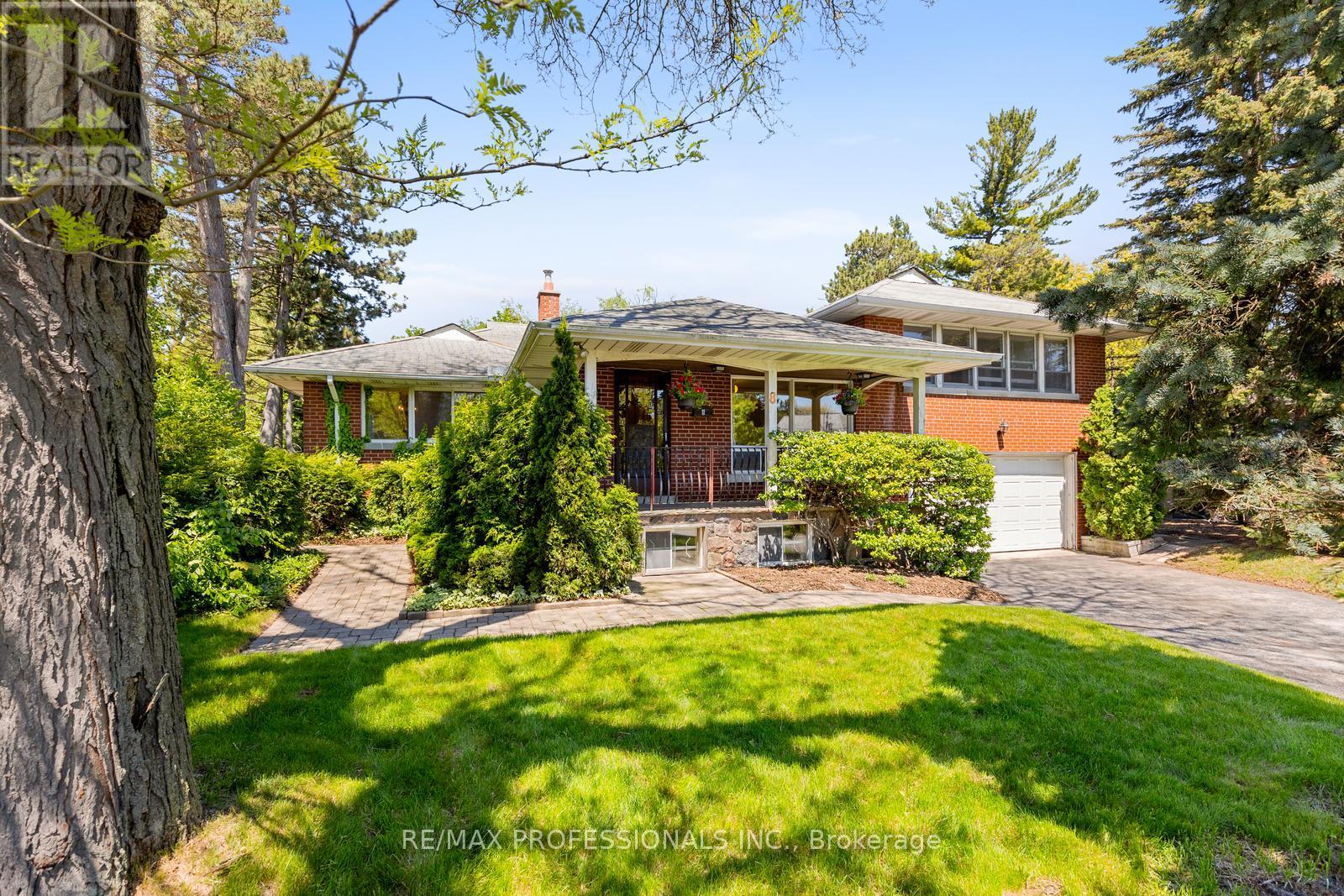 8 Glendarling Road, Toronto, Ontario  M9A 4G2 - Photo 2 - W12180017