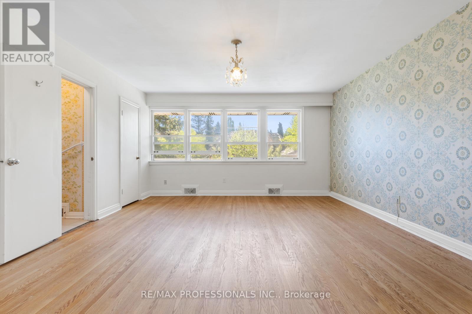 8 Glendarling Road, Toronto, Ontario  M9A 4G2 - Photo 20 - W12180017
