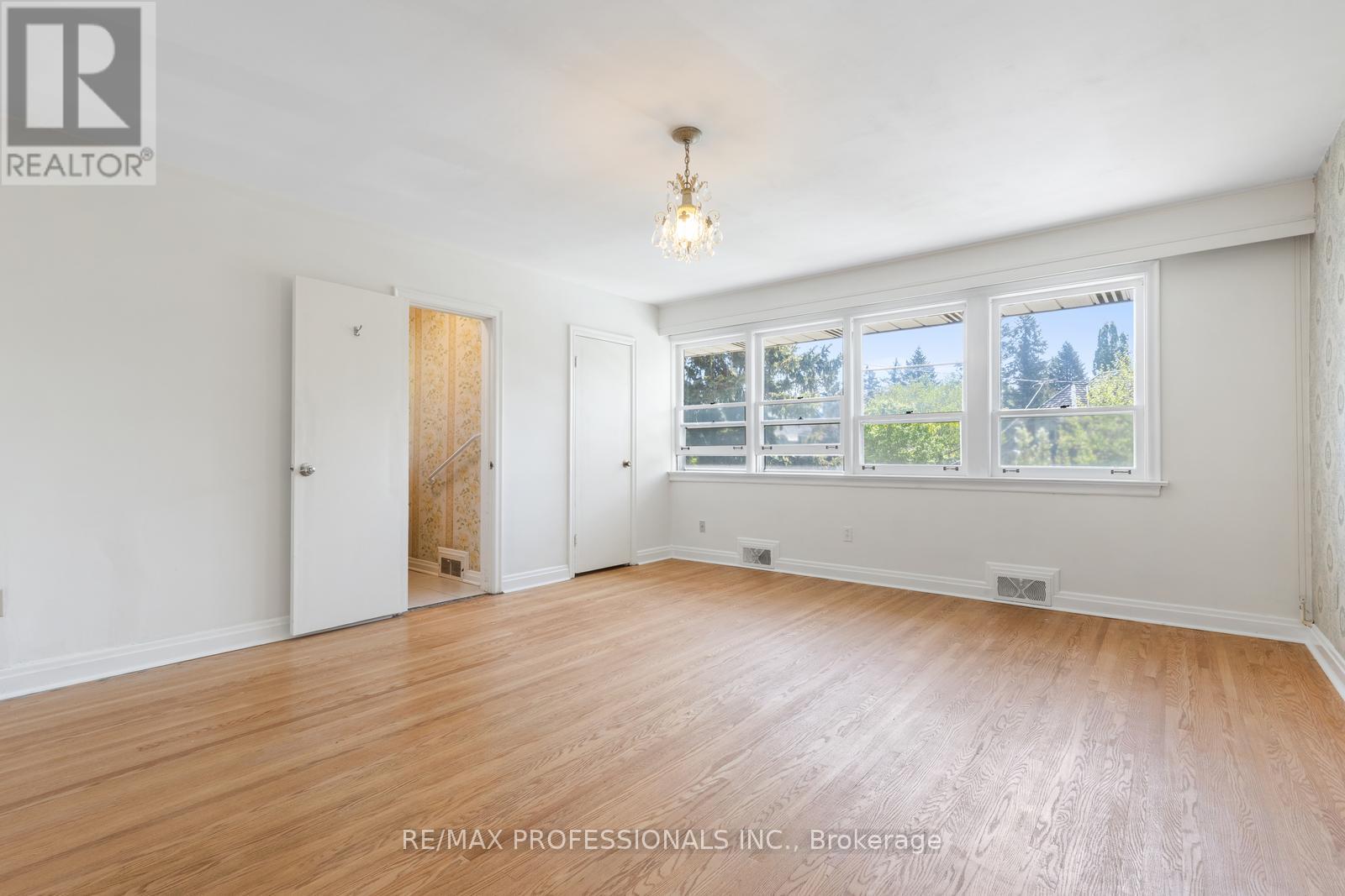 8 Glendarling Road, Toronto, Ontario  M9A 4G2 - Photo 21 - W12180017