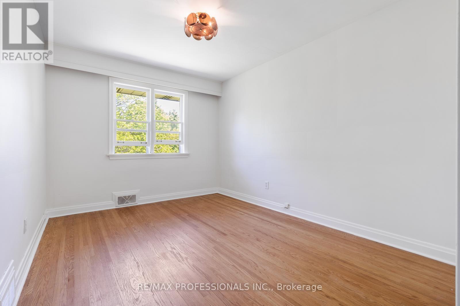 8 Glendarling Road, Toronto (Edenbridge-Humber Valley), Ontario  M9A 4G2 - Photo 22 - W12180017