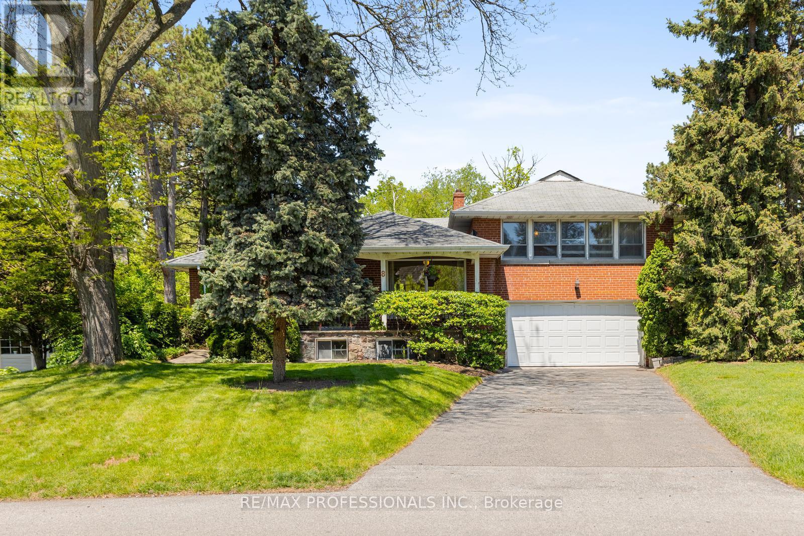8 Glendarling Road, Toronto, Ontario  M9A 4G2 - Photo 3 - W12180017