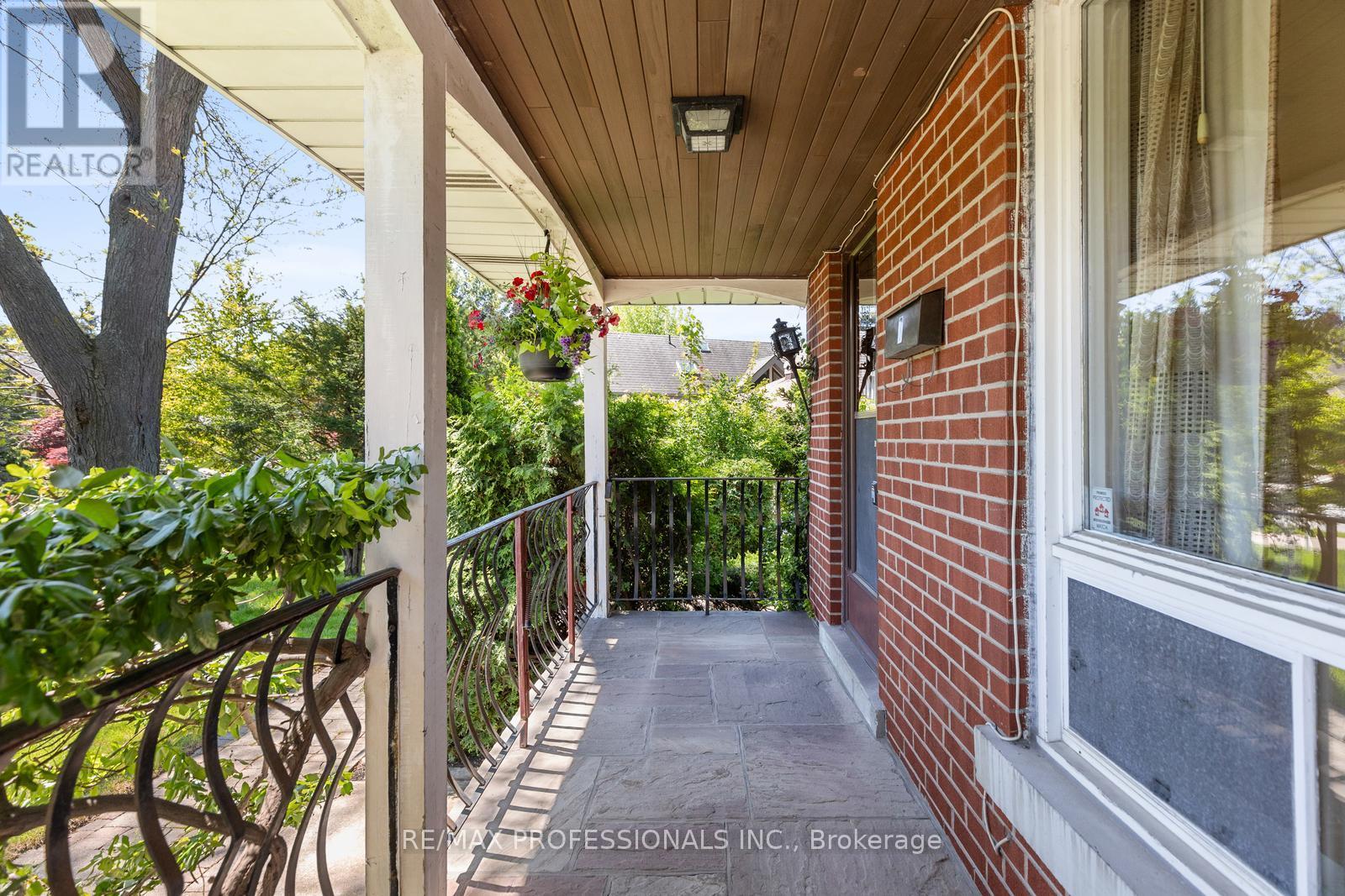 8 Glendarling Road, Toronto, Ontario  M9A 4G2 - Photo 4 - W12180017